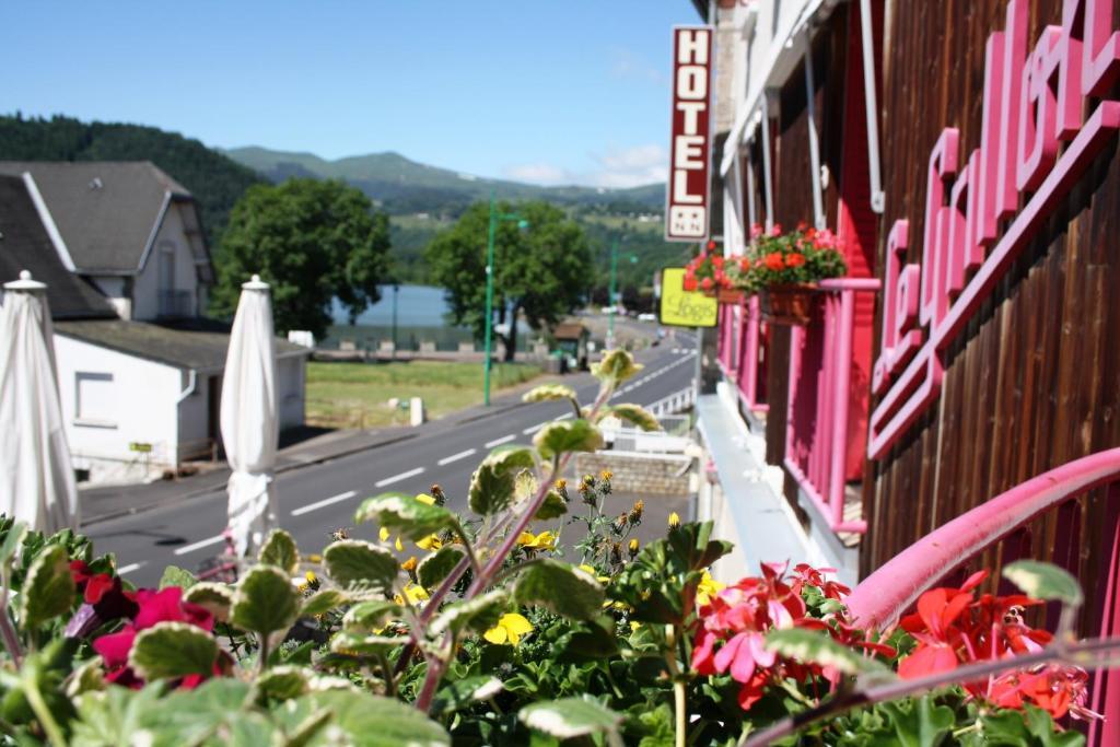 Hotel Restaurant Le Grillon Chambon-sur-Lac Exterior photo