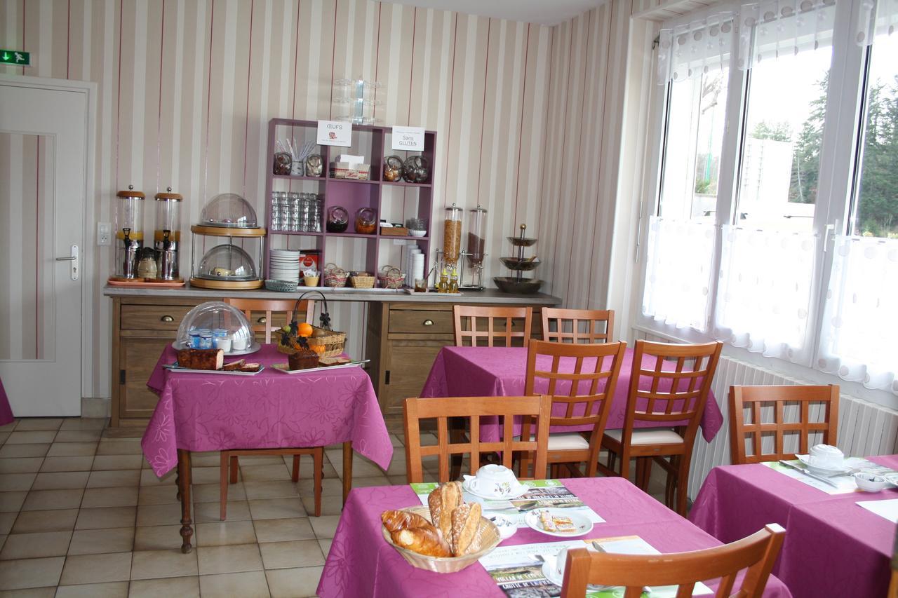 Hotel Restaurant Le Grillon Chambon-sur-Lac Exterior photo